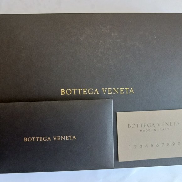 Bottega Veneta iconic intrecciato Leather iPhone 11 Case with fingerloop - Picture 4 of 7